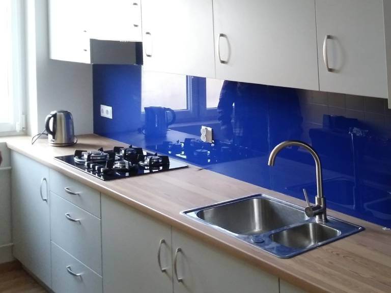 niebieski szklany panel w kuchni
